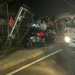 Dos personas viajaban en el automóvil accidentado. ,Bomberos Voluntarios