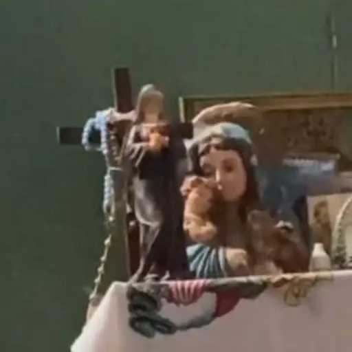 Video de la figura de la Virgen María hablando en plena madrugada divide opiniones. ,Redes sociales.