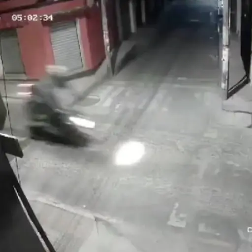 Motociclista sobrevive a impactante accidente en Salcajá. ,Captura de pantalla video X.