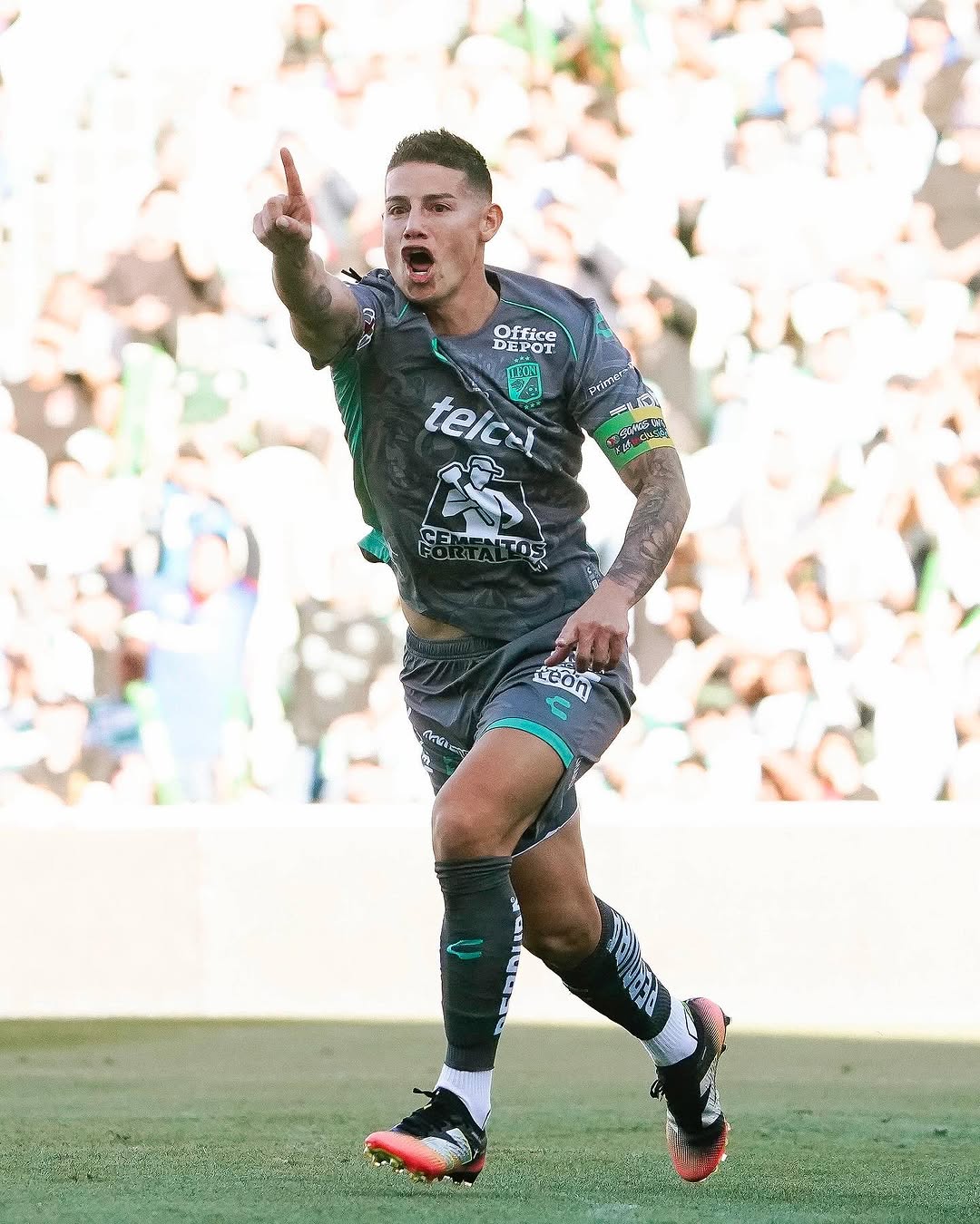 James Rodríguez en el partido entre Santos Laguna y León / instagram @clubleon_oficial