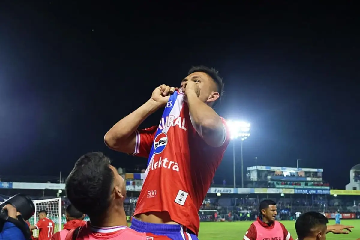 Denilson Ochaeta estará varios meses fuera de las canchas - instagram @ochaeta_19