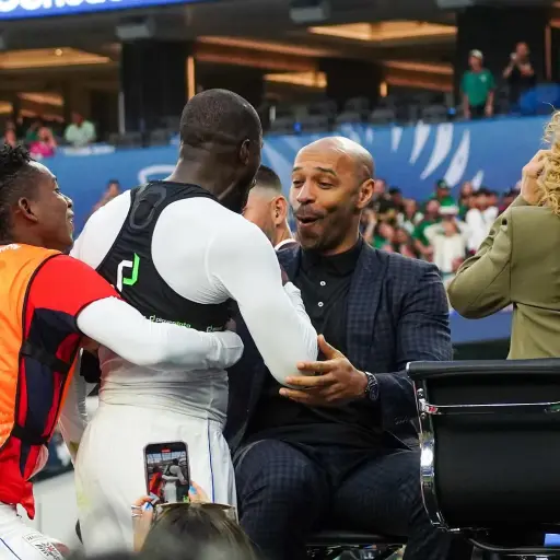 Celebración de Cecilio Waterman con Thierry Henry - instagram @fepafut