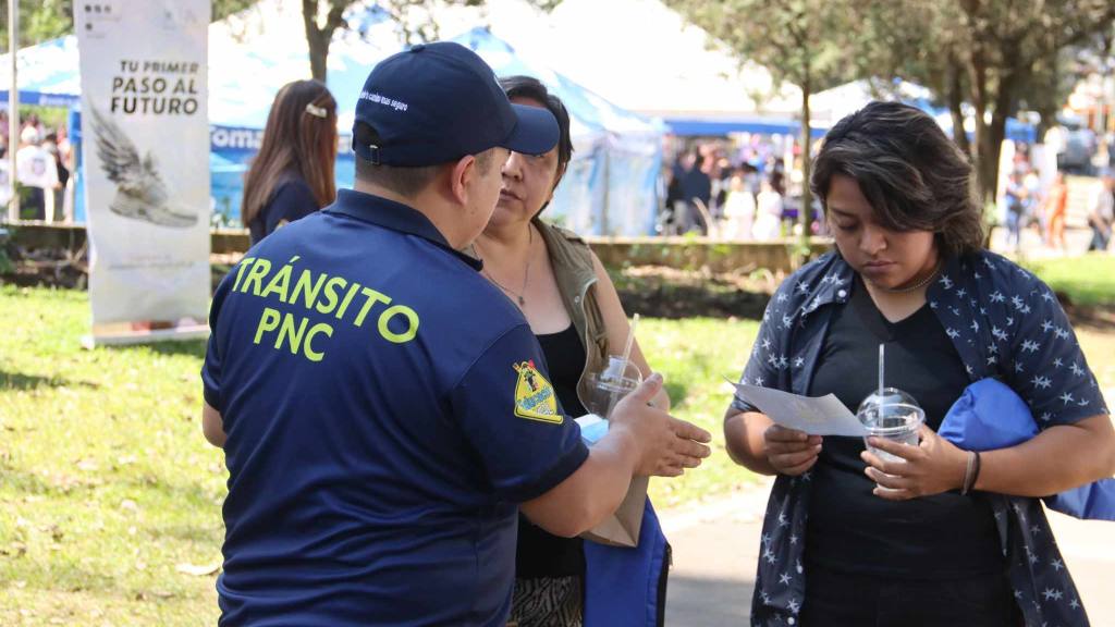 Jóvenes acuden a enlistarse para prestar servicio cívico | Álex Meoño