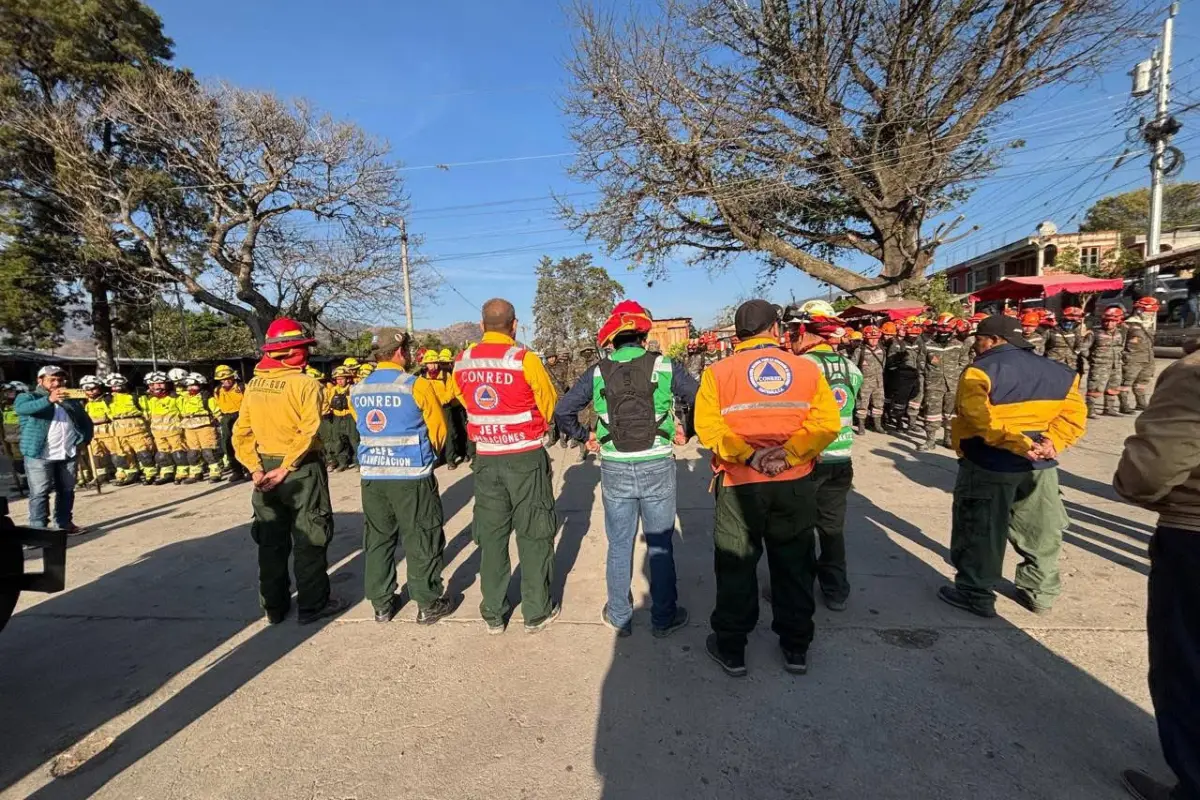 Delegados de Conred trabajan en Sacapulas, El Quiché, para apagar el incendio de El Chuchun., Conred.