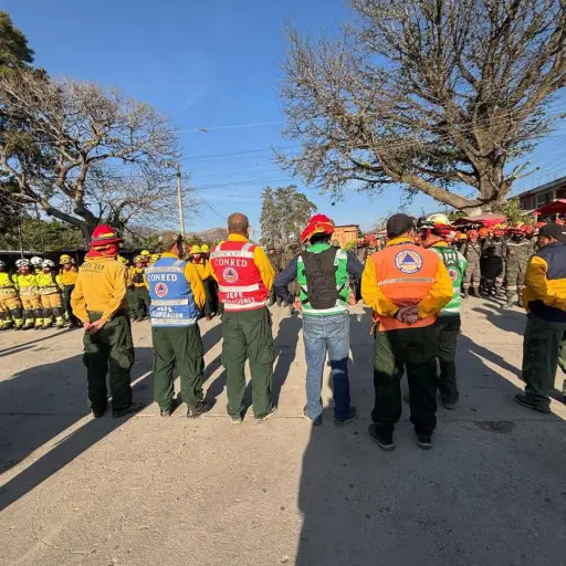 Delegados de Conred trabajan en Sacapulas, El Quiché, para apagar el incendio de El Chuchun. ,Conred.