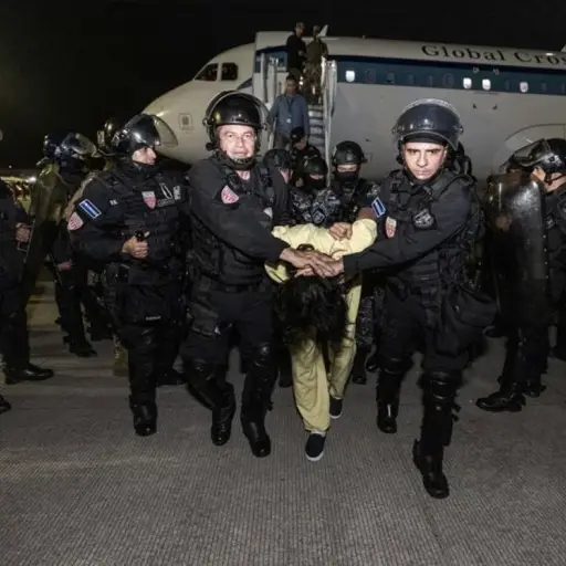 EE. UU. envía a El Salvador a miembros del Tren de Aragua bajo la Ley de Enemigos Extranjeros ,EFE.