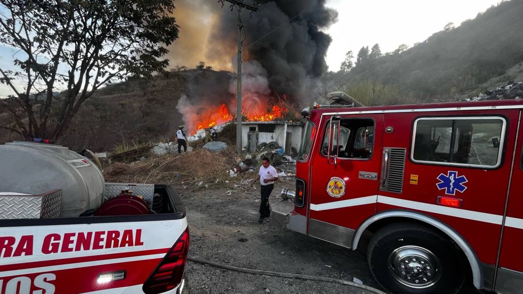 Se reactiva incendio en el sector La Calera de la zona 18 | Bomberos Voluntarios