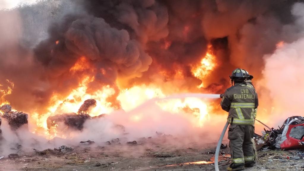 Se reactiva incendio en el sector La Calera de la zona 18 | Bomberos Voluntarios