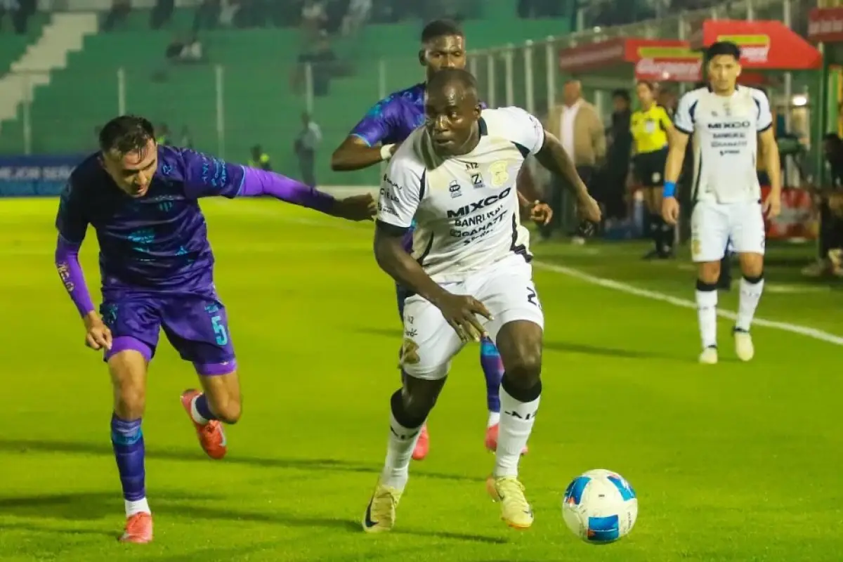 Antigua G. F. C. y Deportivo Mixco jugaron este domingo en el estadio Pensativo 