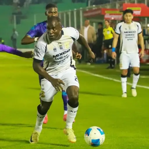 Antigua G. F. C. y Deportivo Mixco jugaron este domingo en el estadio Pensativo 