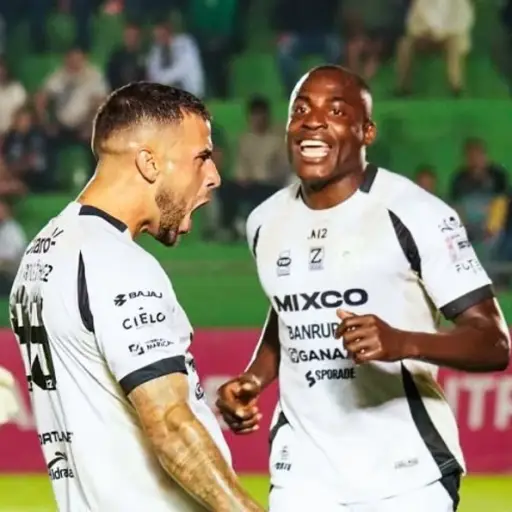 Celebración de Nicolás Martínez, que asume liderato de goleo 