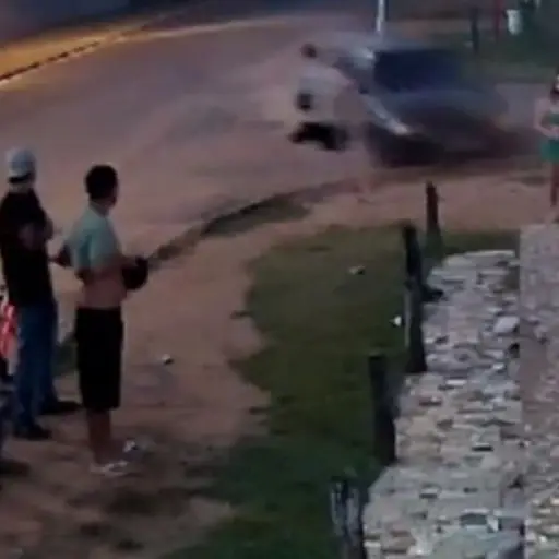 Mujer atropellada por su expareja en Brasil. ,Captura de pantalla video X.