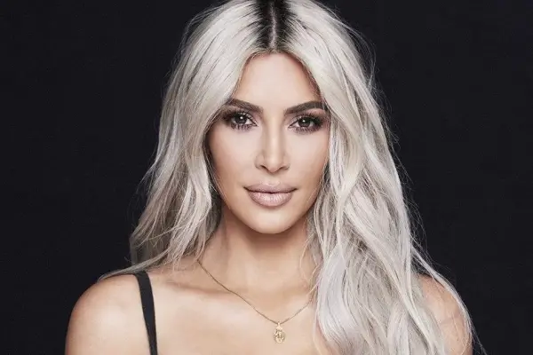 Kim Kardashian es captada en la calle con las medias rotas y sin sostén
