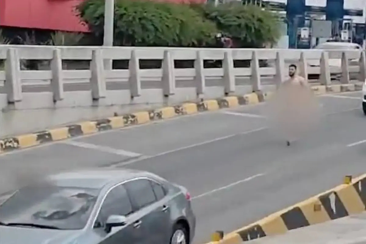 Hombre caminando sin ropa en la calle, Captura de video