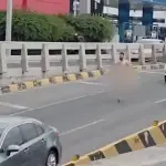 Hombre caminando sin ropa en la calle ,Captura de video