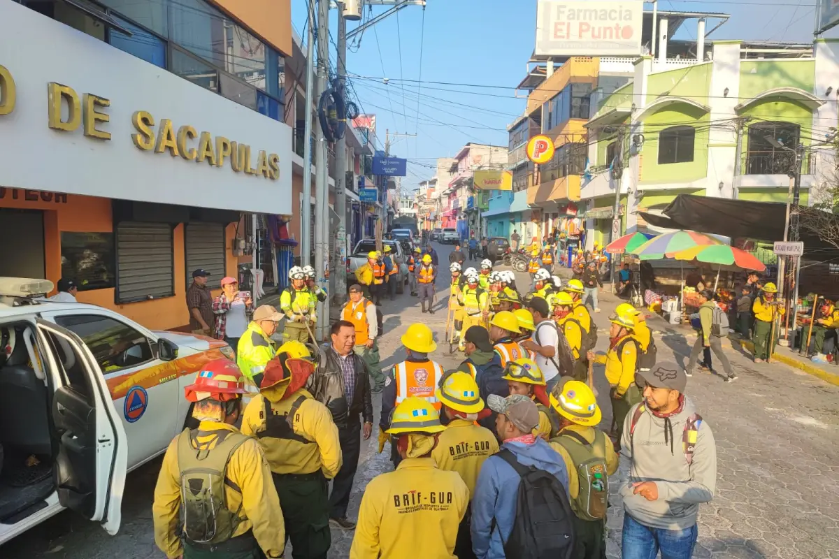 Los bomberos forestales iniciaron sus labores muy temprano en Sacapulas, El Quiché., Conred.