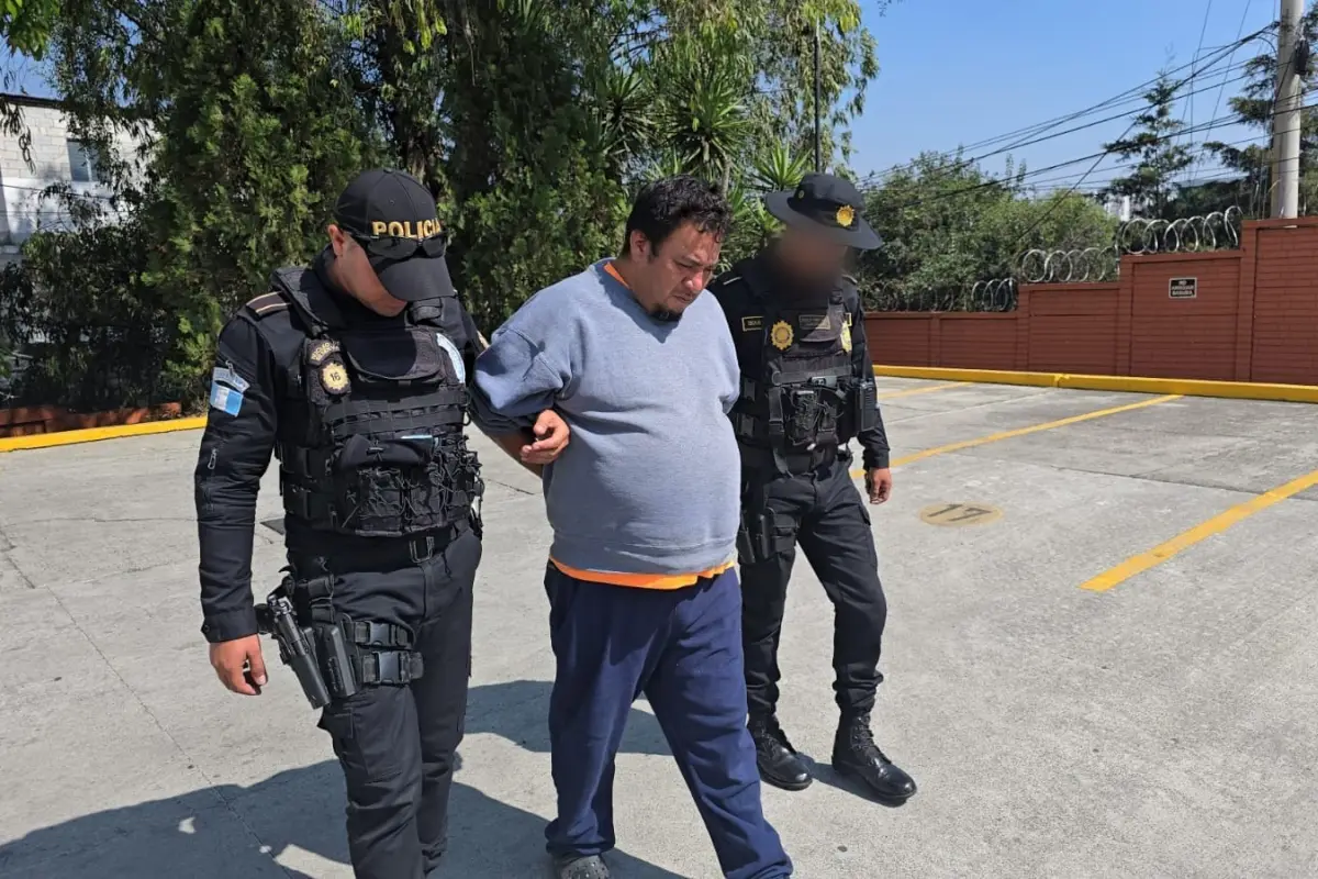 El detenido fue sorprendido en el bulevar El Naranjo , zona 4 de Mixco., PNC de Guatemala.