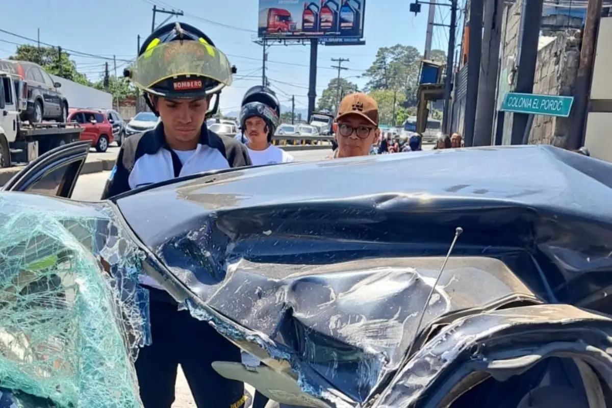 El accidente ocurrió en la cuesta del Águila, zona 18., Bomberos Voluntarios.