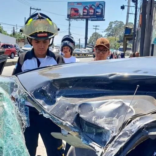 Un accidente ocurrió en la cuesta del Águila, zona 18, dejando al menos tres fallecidos. ,Bomberos Voluntarios.