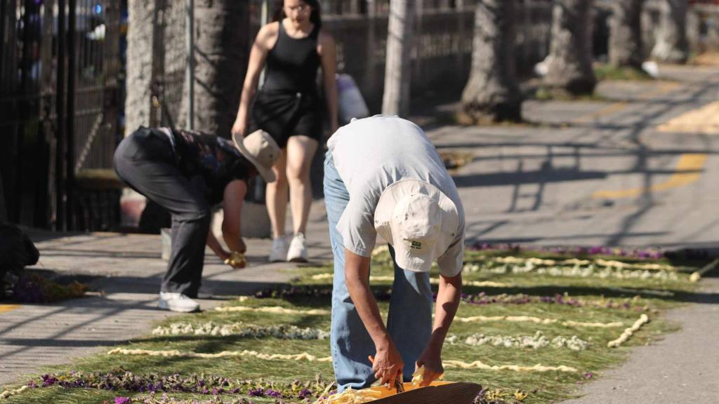 Fieles elaboraron vistosas alfombras para el paso de Jesús de la Buena Muerte | Álex Meoño