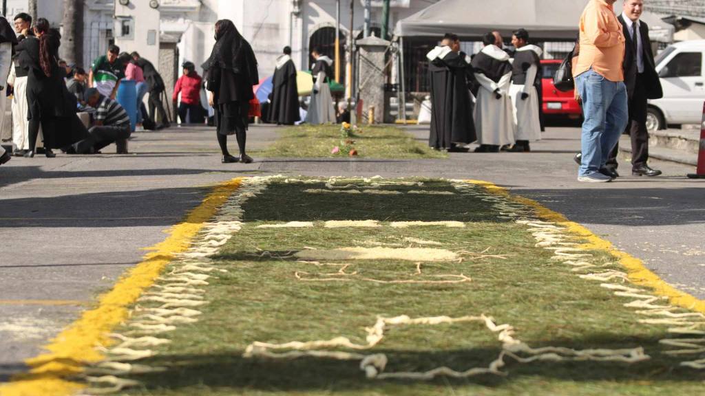 Fieles elaboraron vistosas alfombras para el paso de Jesús de la Buena Muerte | Álex Meoño