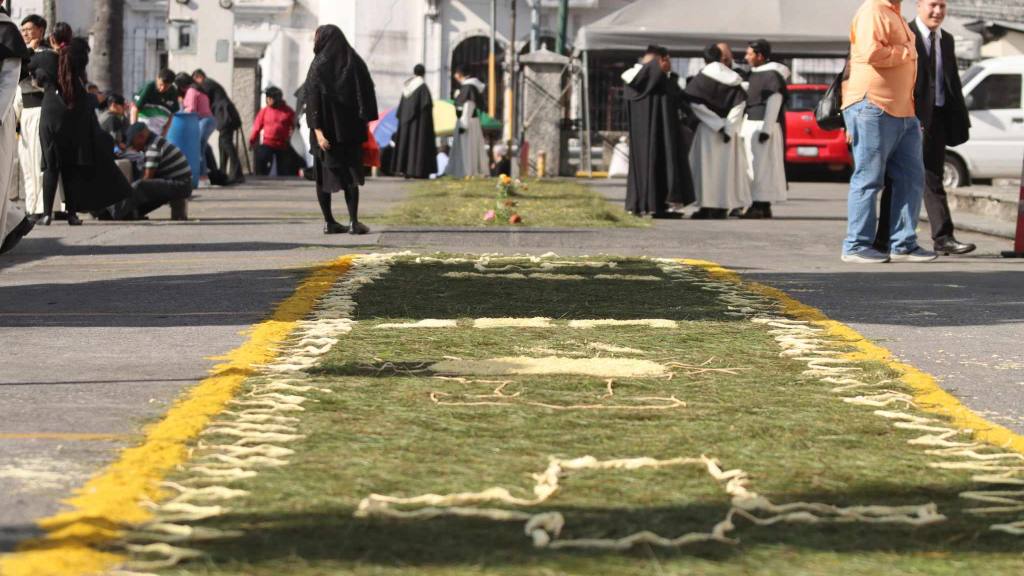 Fieles elaboraron vistosas alfombras para el paso de Jesús de la Buena Muerte | Álex Meoño