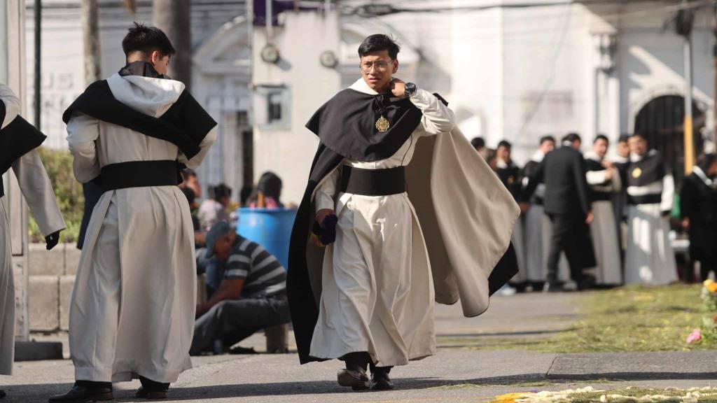 Fieles elaboraron vistosas alfombras para el paso de Jesús de la Buena Muerte | Álex Meoño