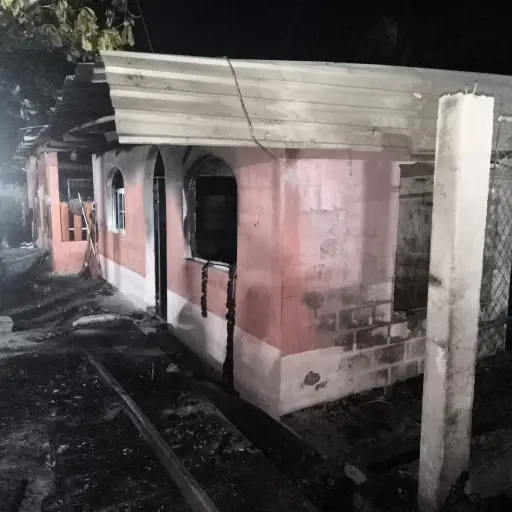 Cuatro inmuebles fueron consumidos en su totalidad por el incendio. ,Bomberos Voluntarios