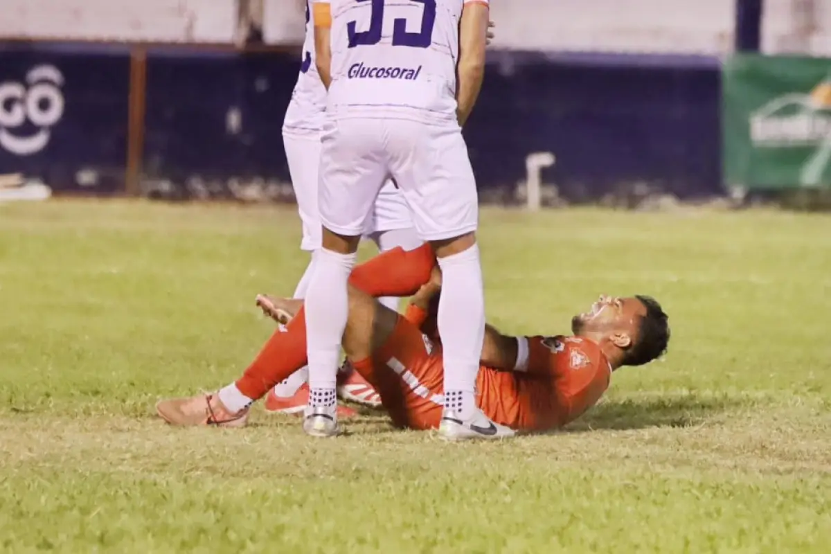 Donald Paz del Deportivo Sacachispas sufrió una grave lesión anoche ante Universidad 