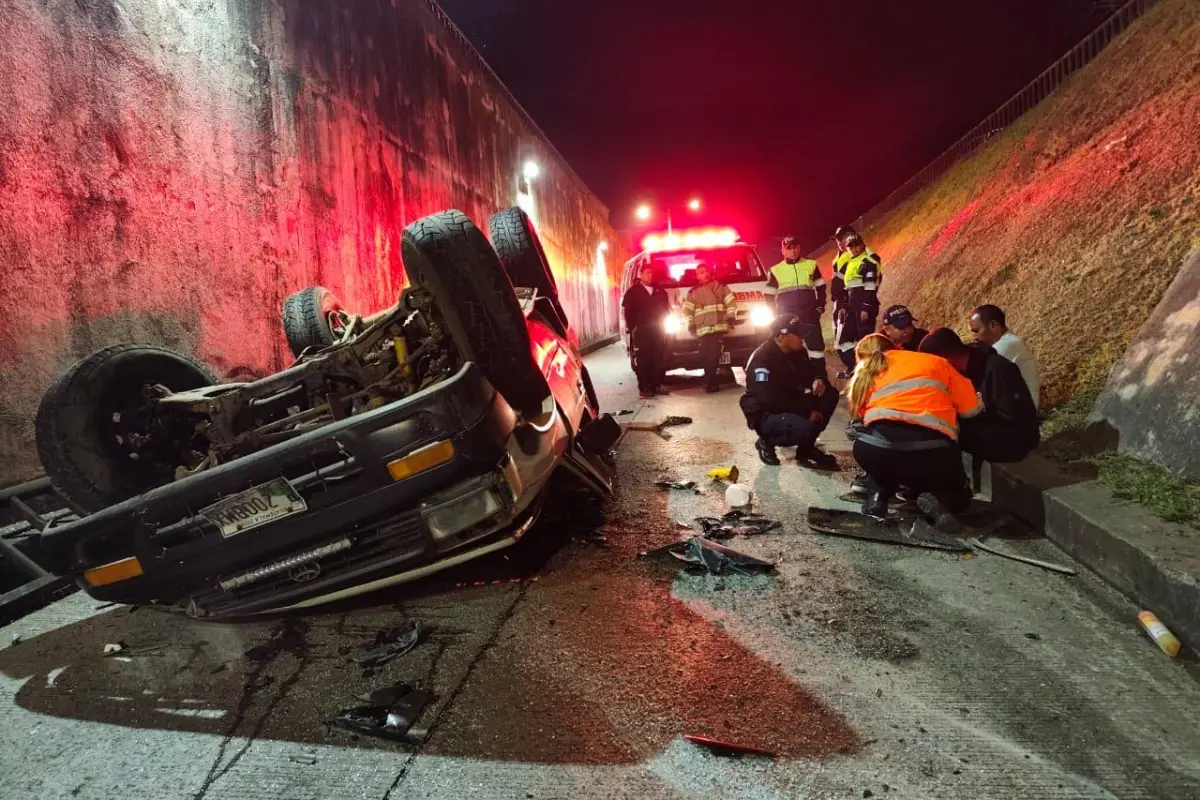 Vehículo cae de paso a desnivel en ruta a El Salvador