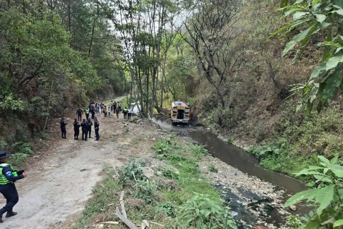 El bus involucrado en la triple colisión cayó a una hondonada., Bomberos Municipales Departamentales