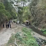 El bus involucrado en la triple colisión cayó a una hondonada. ,Bomberos Municipales Departamentales