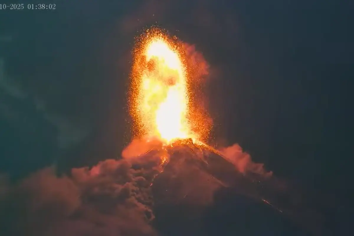 Actividad del Volcán de Fuego captada a las 01:38 horas de Guatemala 