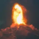 Actividad del Volcán de Fuego captada a las 01:38 horas de Guatemala 