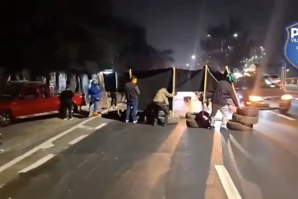 Los manifestantes colocaron llantas sobre la ruta para bloquear el paso vehicular., PMT de Villa Nueva