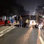 Los manifestantes colocaron llantas sobre la ruta para bloquear el paso vehicular. ,PMT de Villa Nueva