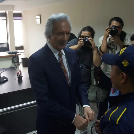 Momento en el que la PNC le coloca los grilletes a Zamora para regresarlo a prisión. ,Omar Solís/Emisoras Unidas