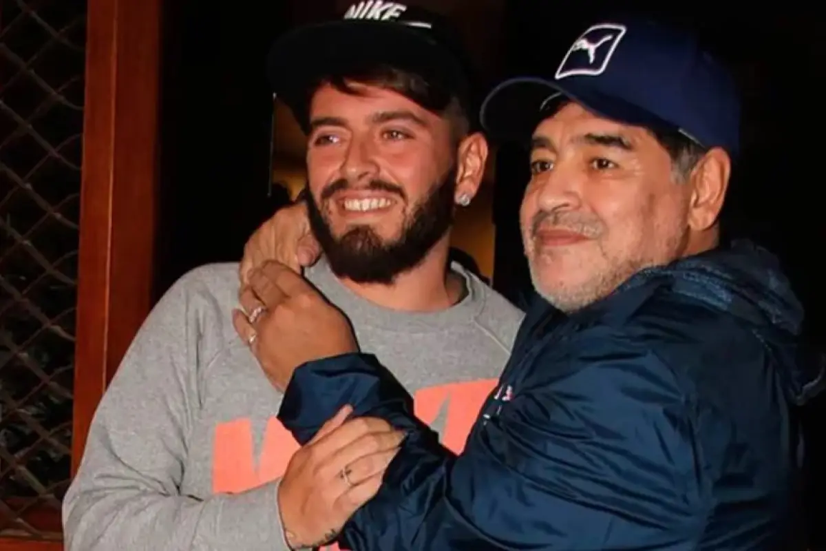 Diego Armando Maradona junto a su hijo 