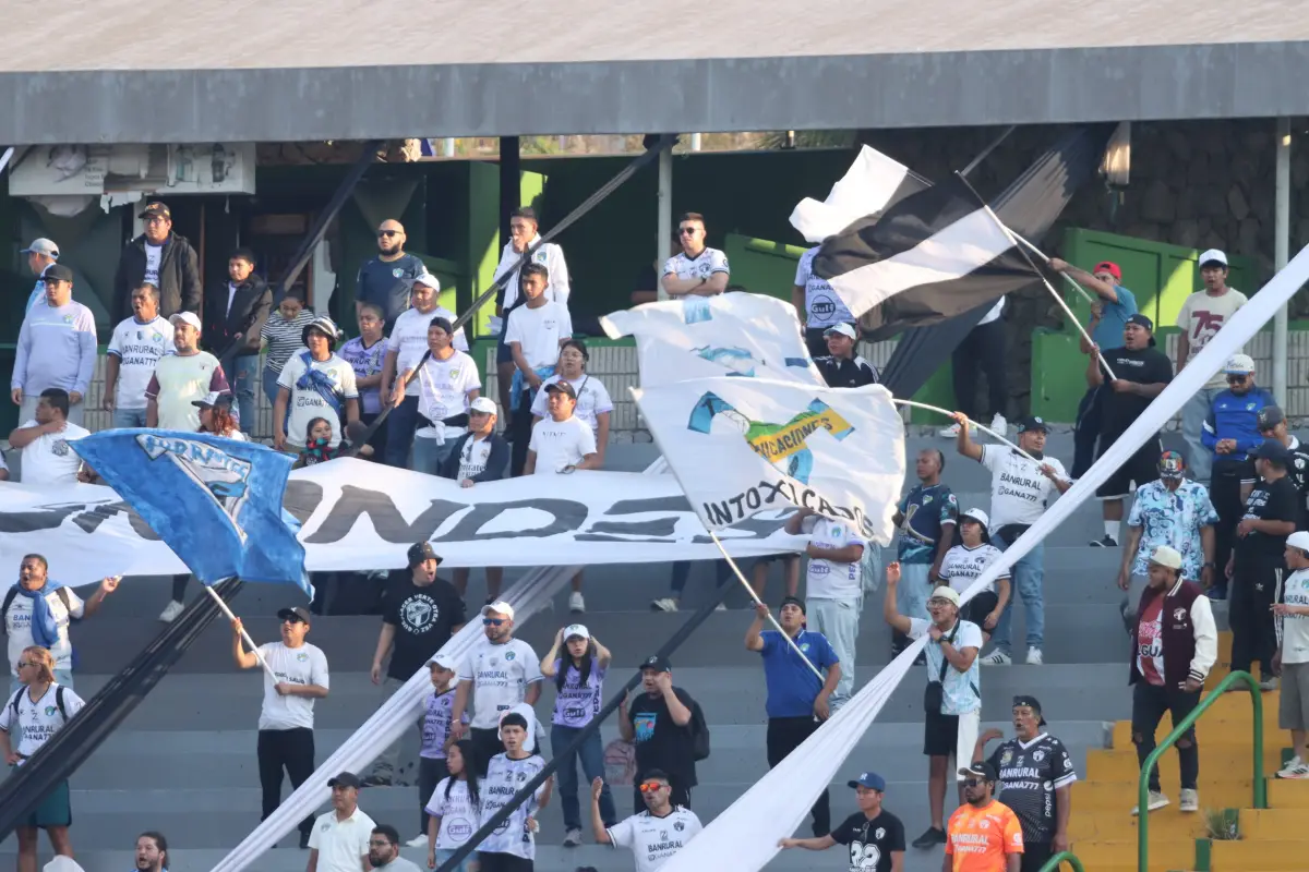 Afición de Comunicaciones ayer en el estadio Cementos Progreso 