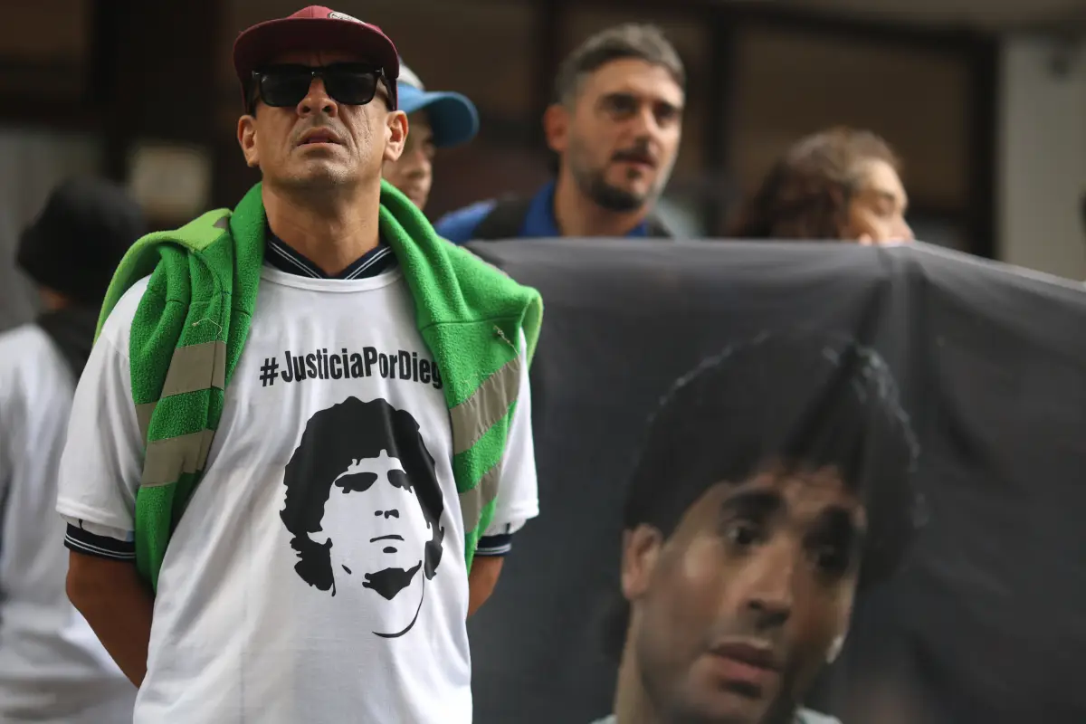 Personas siguen muy de cerca el juicio por la muerte de Diego Maradona 