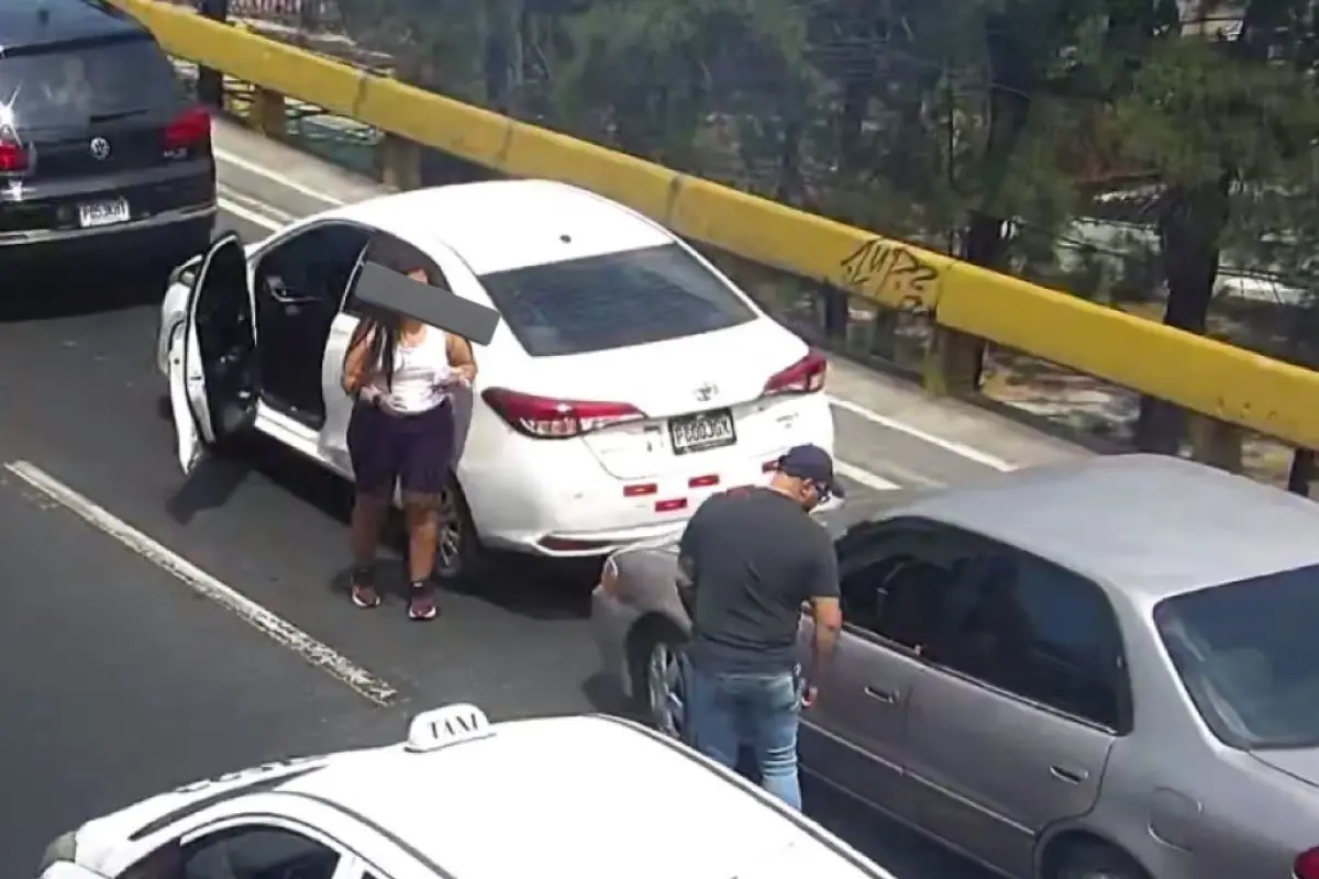 Colisión entre dos vehículos en el Anillo Periférico tramo norte sobre puente San Juan zona 7., Foto Amílcar Montejo PMT