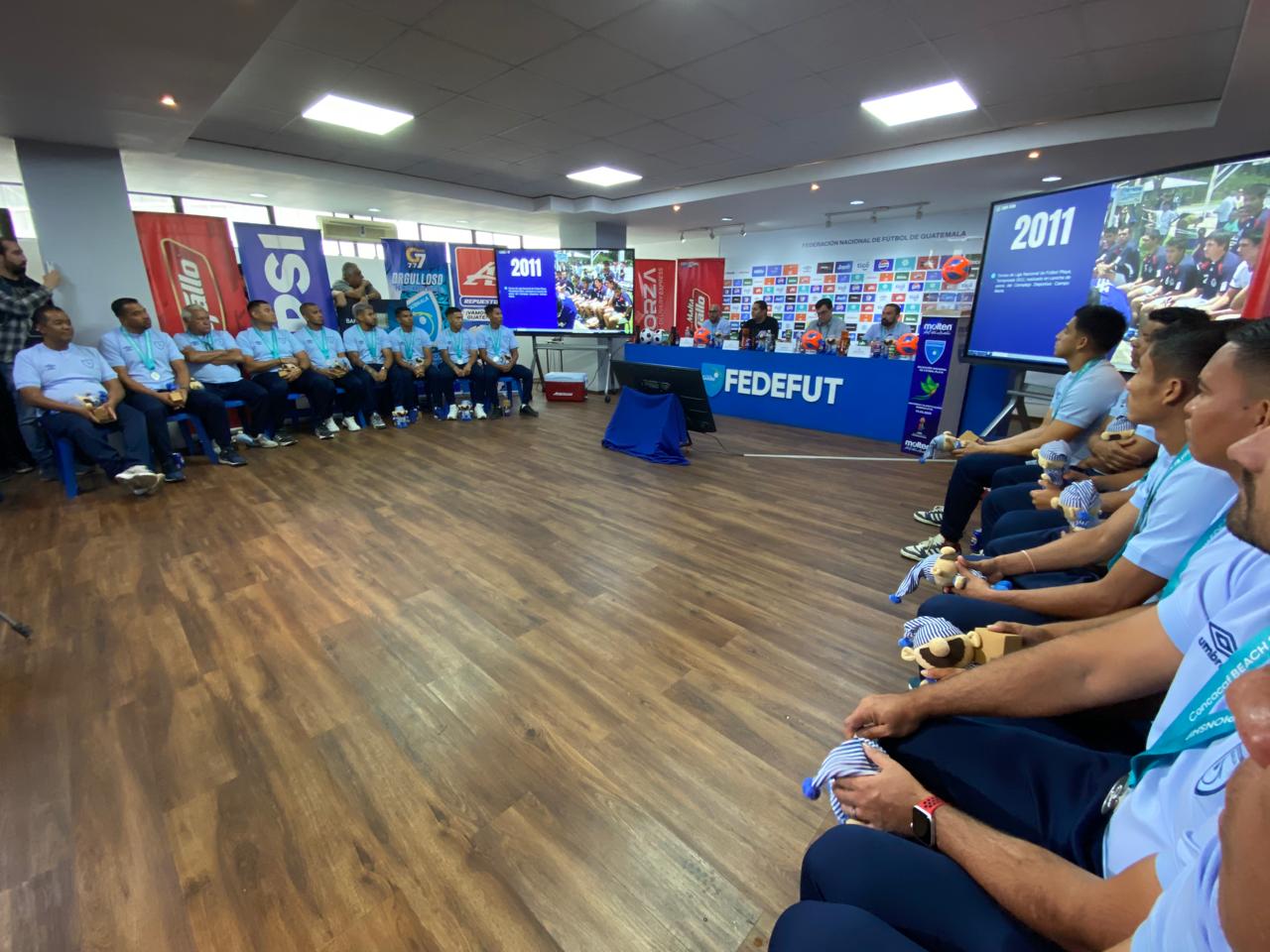 Este martes, en las instalaciones de la Federación Nacional de Fútbol de Guatemala (FEDEFUT), se llevó a cabo un homenaje para los jugadores, encabezado por el Comité Ejecutivo de la federación y diversos patrocinadores. / JM