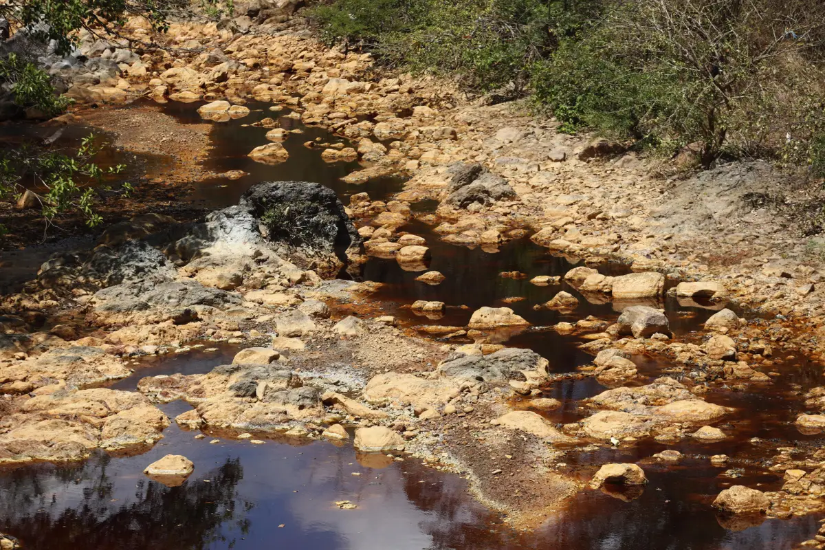 Fotografía del 28 de febrero de 2025 del río San Sebastián contaminado a causa de la explotación minera, en Santa Rosa de Lima (El Salvador),  EFE/ Rodrigo Sura
