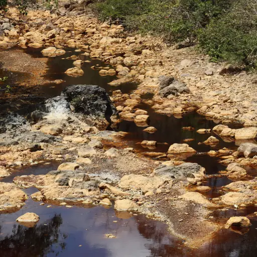 Fotografía del 28 de febrero de 2025 del río San Sebastián contaminado a causa de la explotación minera, en Santa Rosa de Lima (El Salvador) , EFE/ Rodrigo Sura