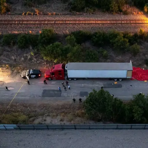 En el tráiler, sin aire acondicionado ni ventilación, murieron 48 migrantes. Otras cinco personas perdieron la vida en hospitales. ,EFE