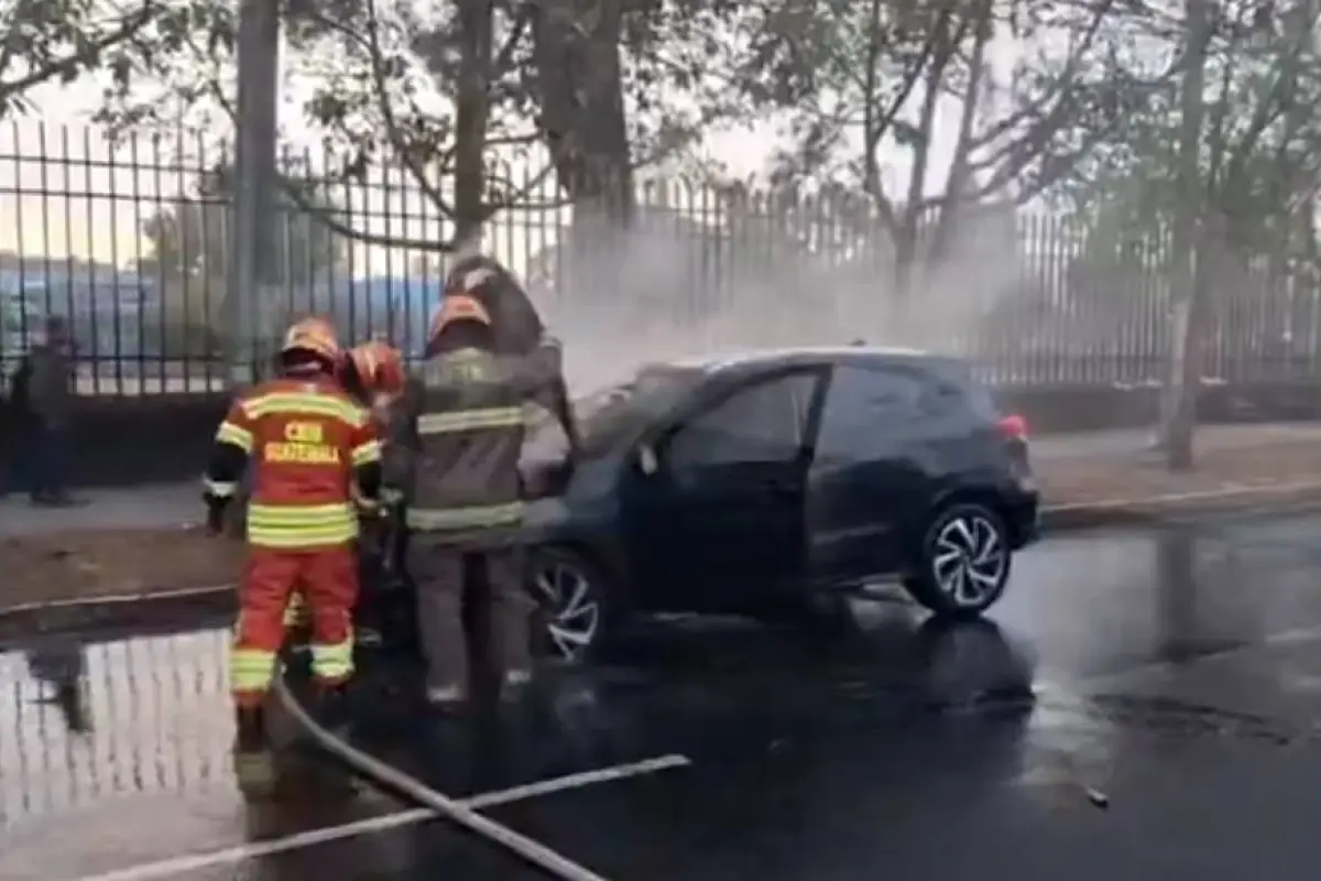 Vehículo prende en llamas en la zona 13