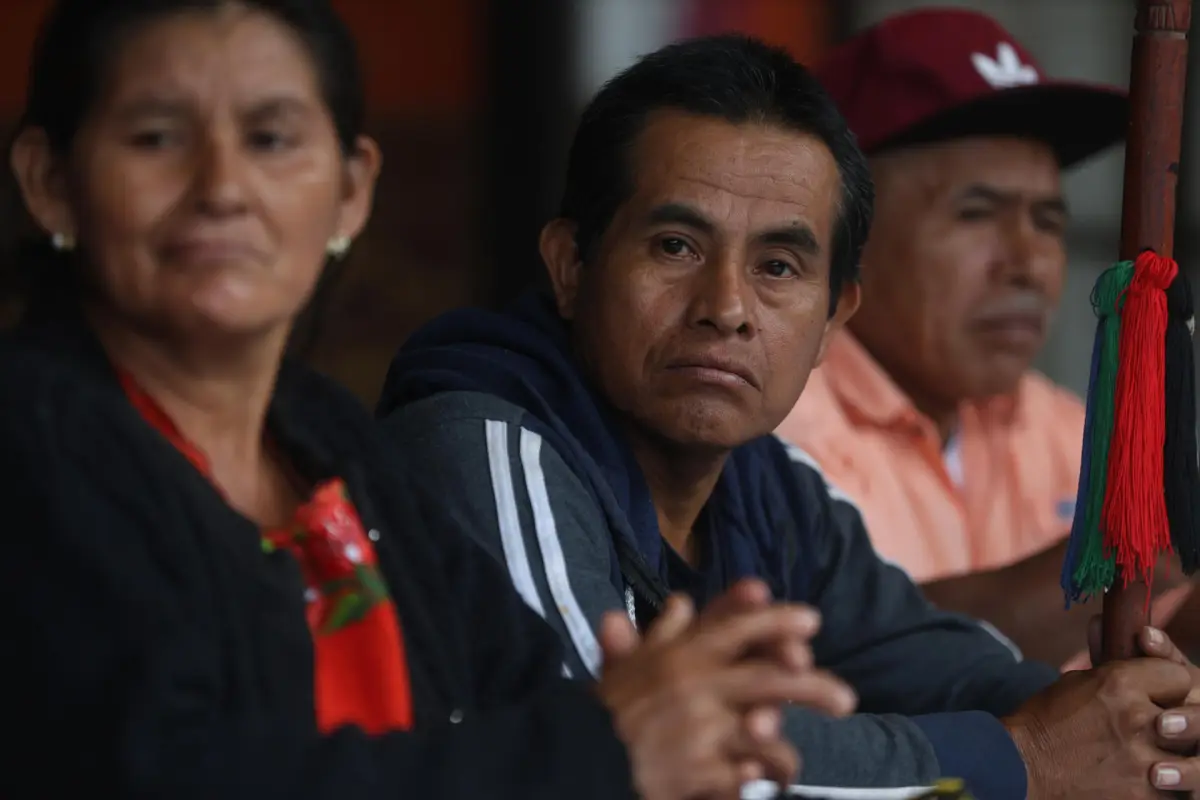 Rufino Coy (c), uno de los representantes de las comunidades indígenas, participa en una rueda de prensa en Ciudad de Guatemala., EFE