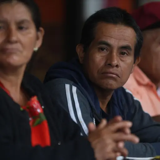 Rufino Coy (c), uno de los representantes de las comunidades indígenas, participa en una rueda de prensa en Ciudad de Guatemala. ,EFE