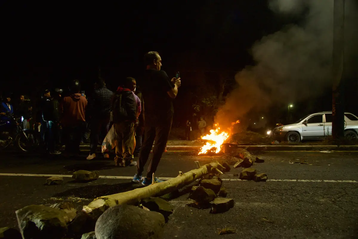 Un grupo de inconformes bloquea el paso en el kilómetro 20 de la carretera a El Salvador., Foto Omar Solís