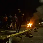 Un grupo de inconformes bloquea el paso en el kilómetro 20 de la carretera a El Salvador. ,Foto Omar Solís